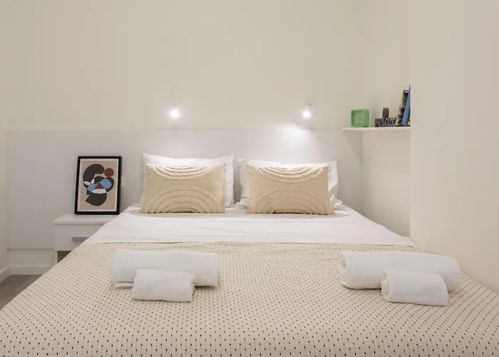 Bright And Modern Triplex With Balcony
