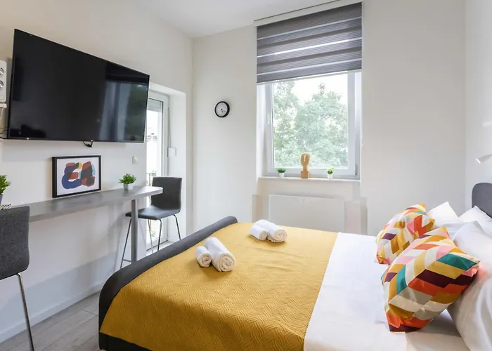 Bright And Modern Triplex With Balcony