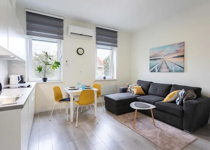 Bright And Modern Triplex With Balcony