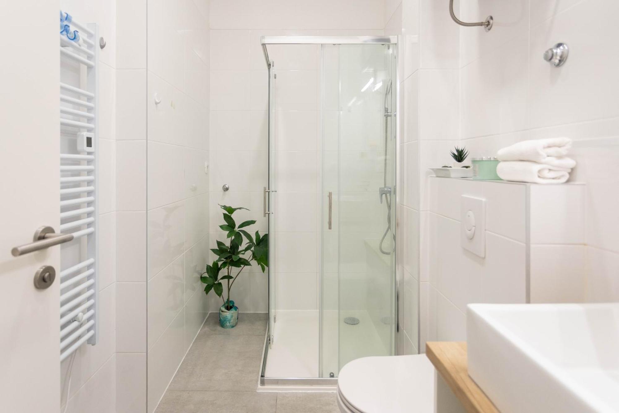 Bright And Modern Triplex With Balcony Apartmán