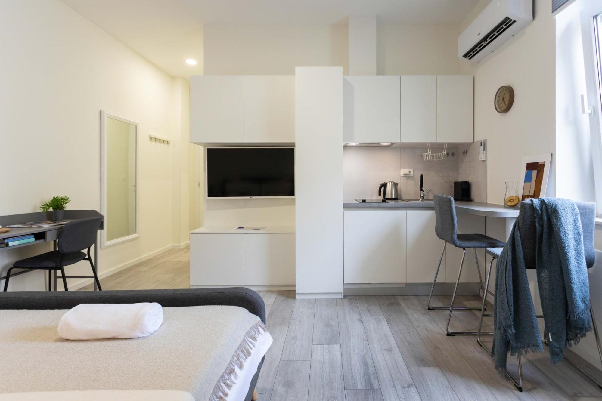 Bright And Modern Triplex With Balcony *