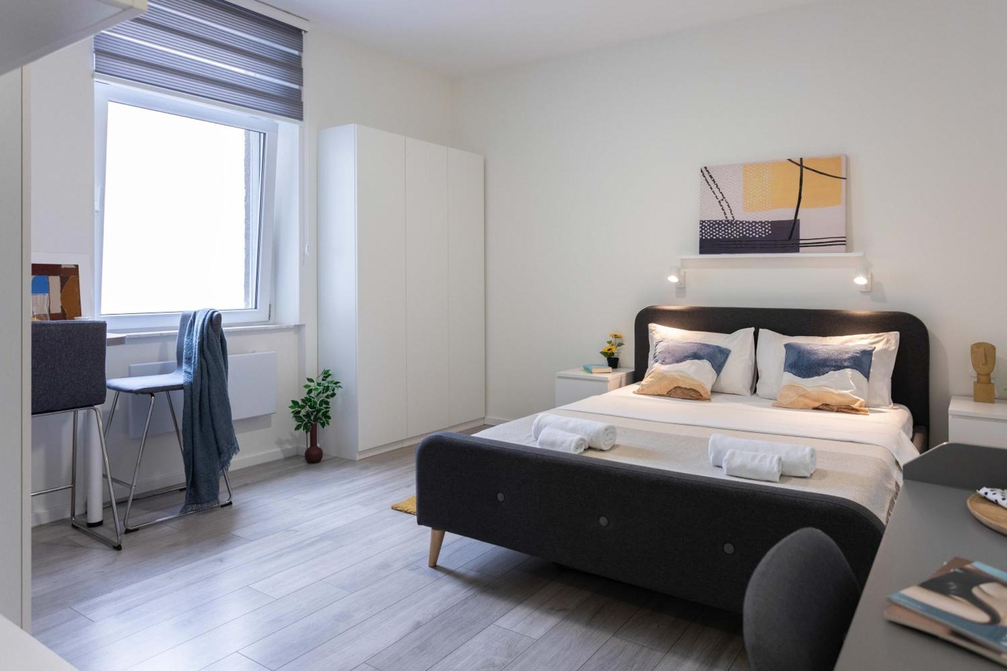 Bright And Modern Triplex With Balcony