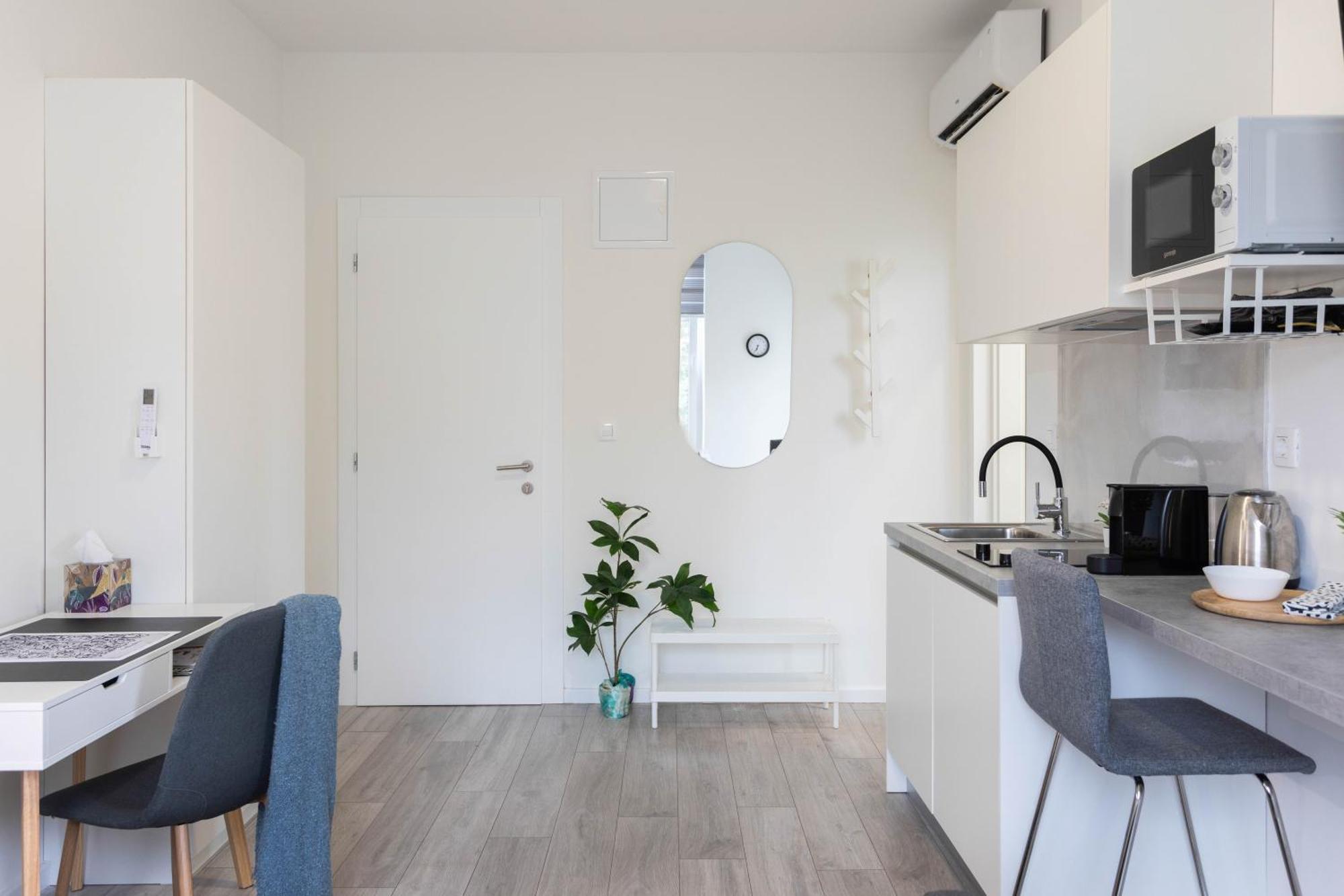Bright And Modern Triplex With Balcony *
