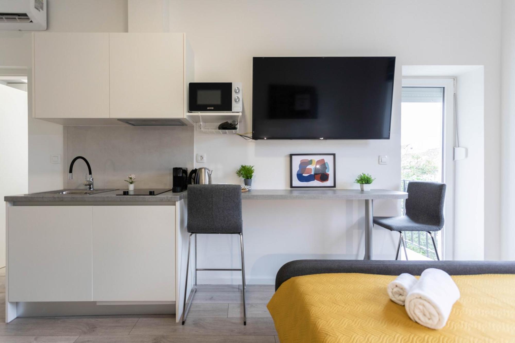 Bright And Modern Triplex With Balcony * Zagreb