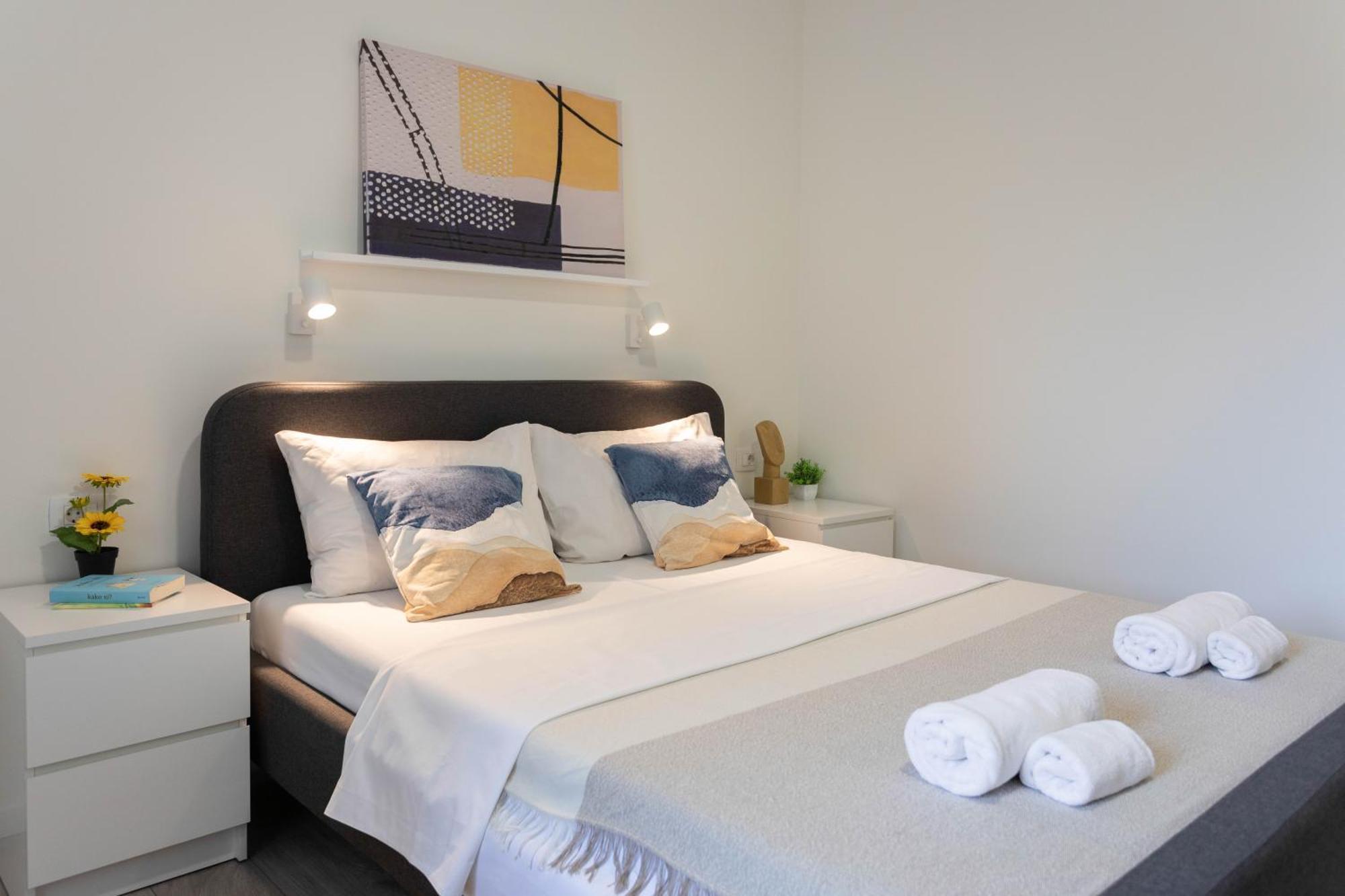 Bright And Modern Triplex With Balcony