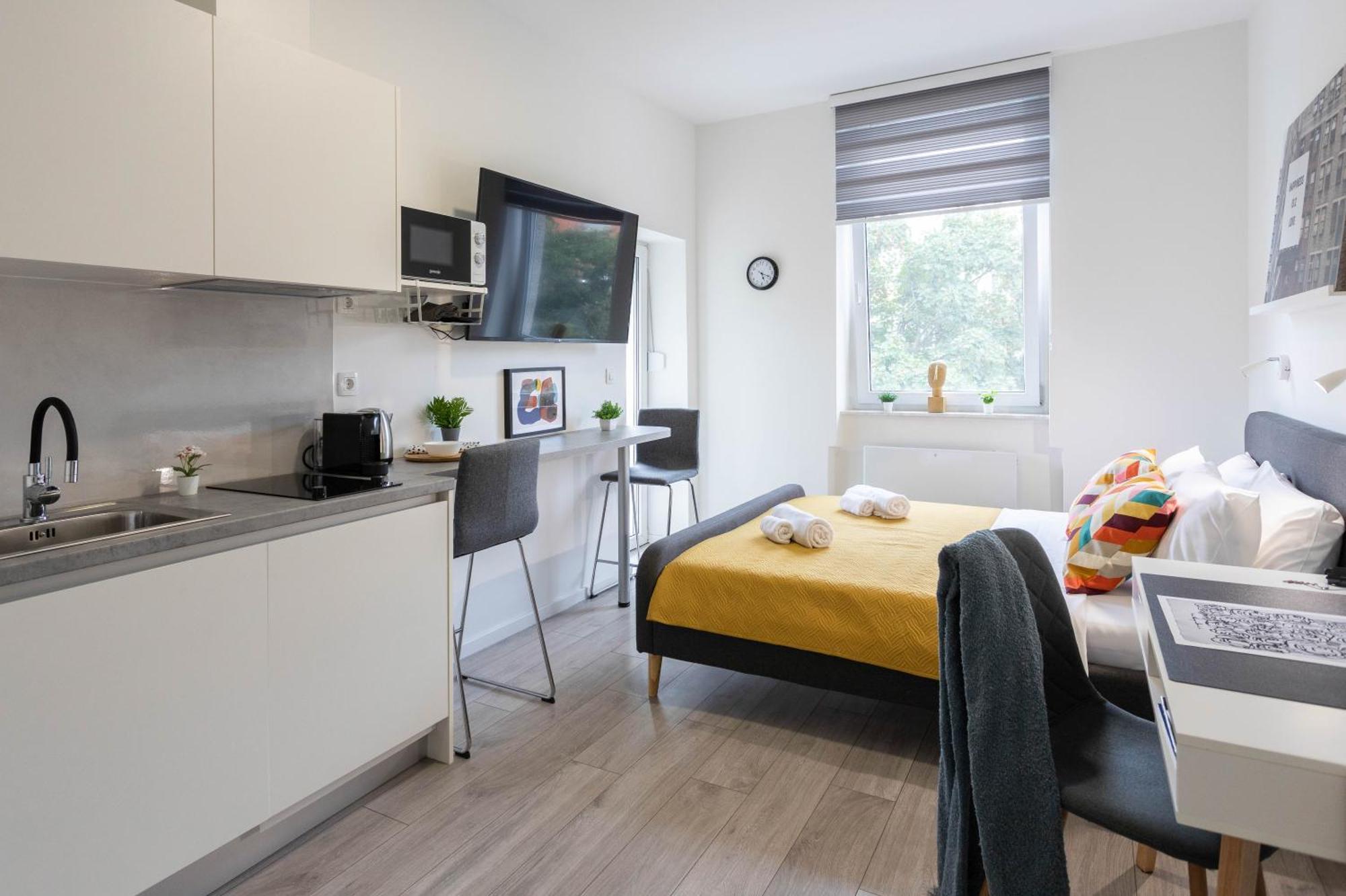 Bright And Modern Triplex With Balcony *
