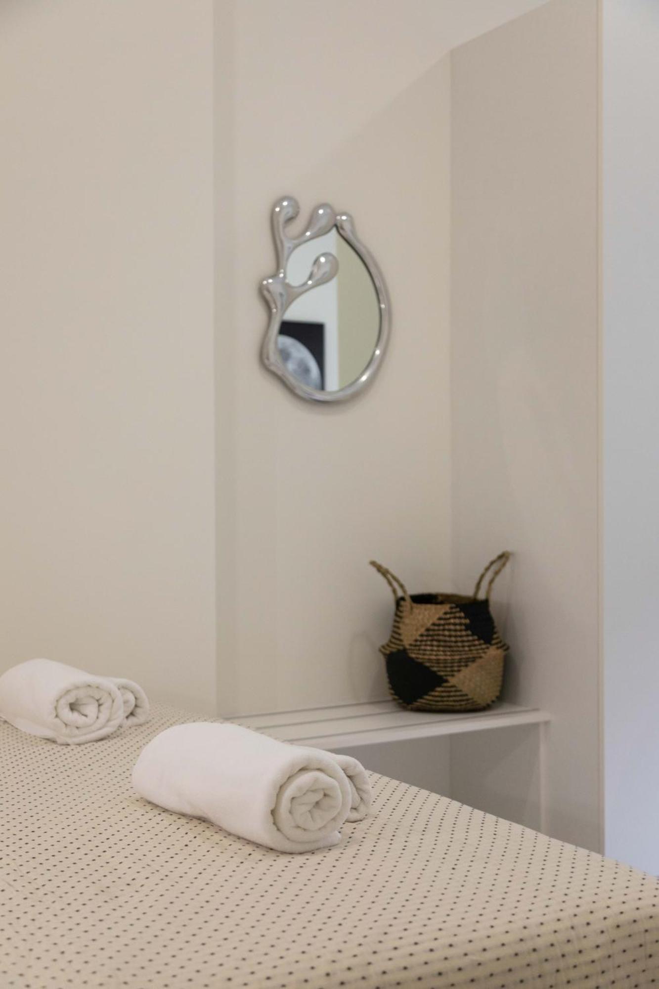 Bright And Modern Triplex With Balcony Apartman